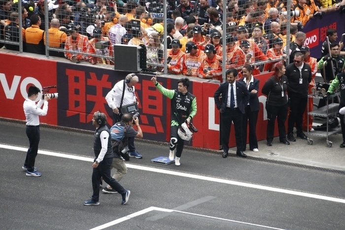 关于车迷文化：现场欢呼声与激情挥洒的场面的信息