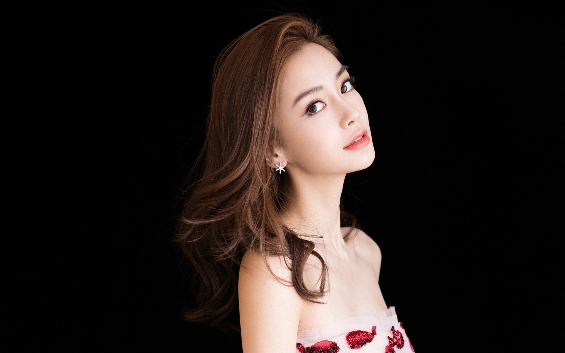 “震撼冲撞：惊心动魄的碰撞现场”，震撼一下