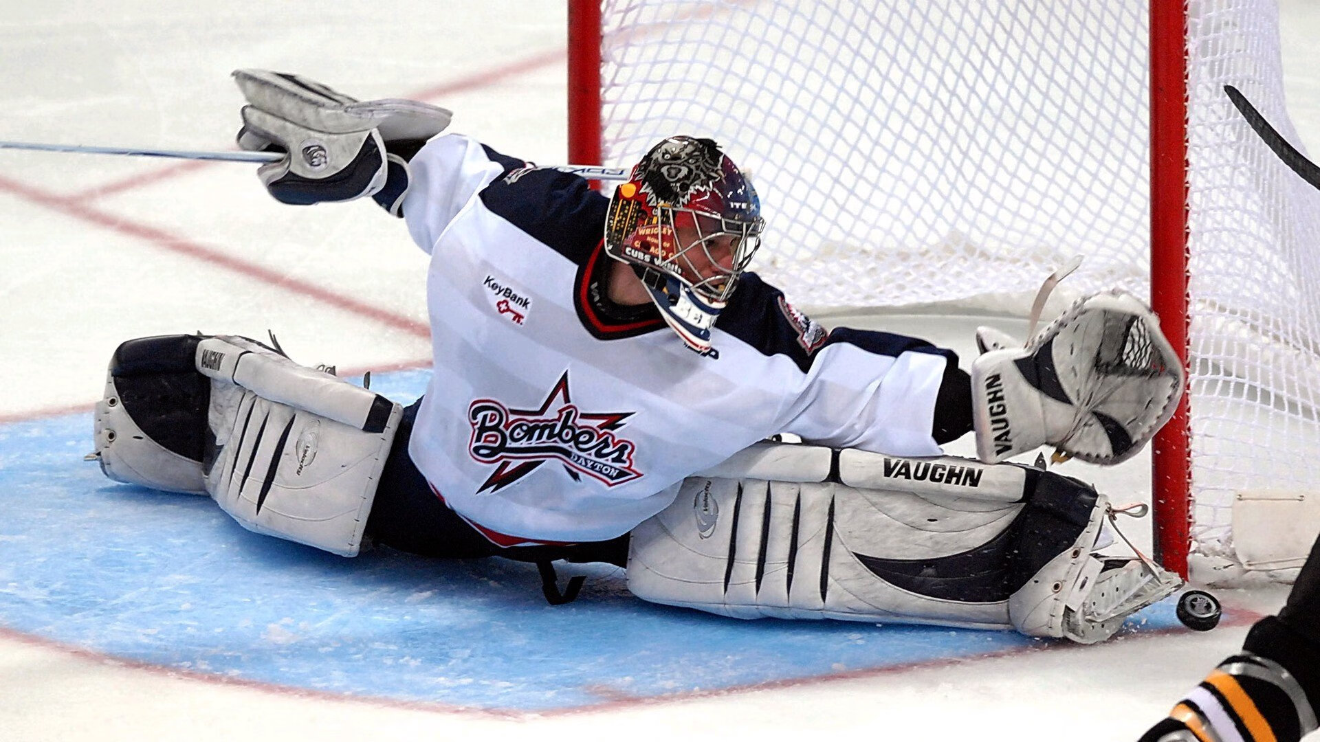 足球场上高能对抗，球员技艺精湛，足球身体对抗技巧